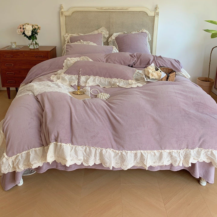 Cozy microfleece bedding set in vintage cottage style with cotton lace trim