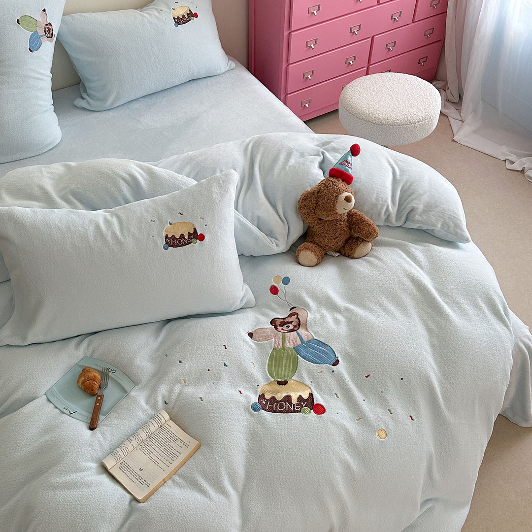 Cozy children's bedding set with embroidered teddy bear motif