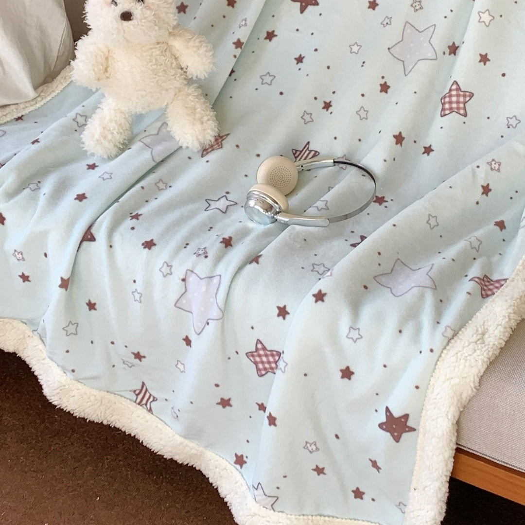 Reversible fleece blanket with cartoon cat design and teddy lining
