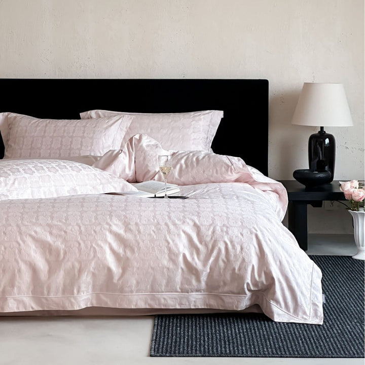 Reversible cotton satin bedding set with fine structure and hotel closure