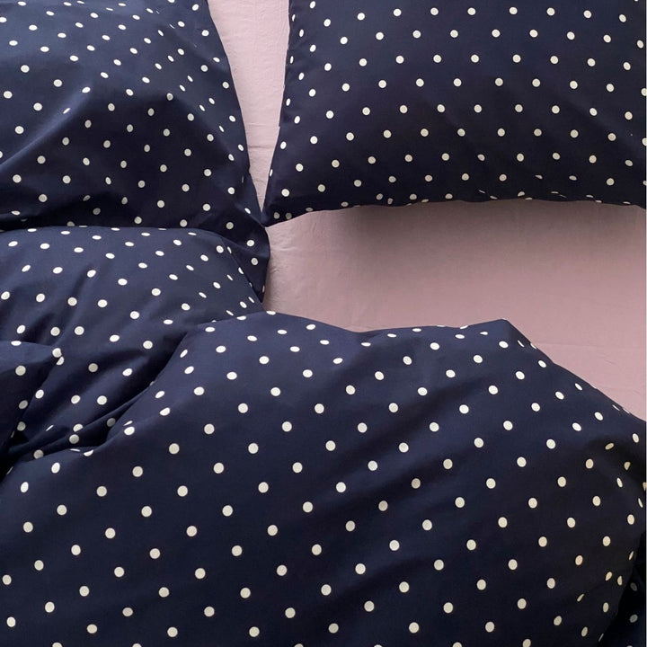 Bedding set made of high-quality cotton satin with a fine polka dot pattern