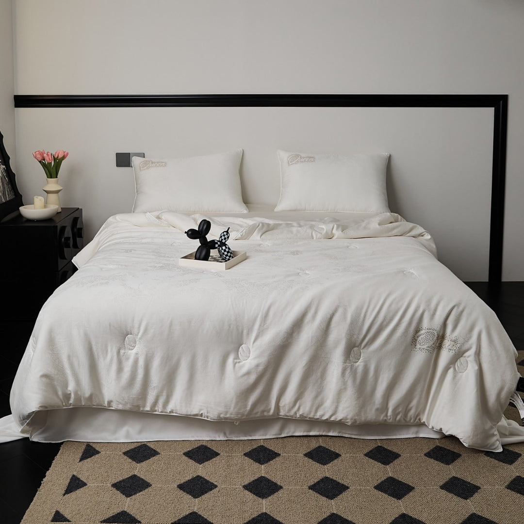 Quilted comfort duvet with fine jacquard structure and decorative button quilting