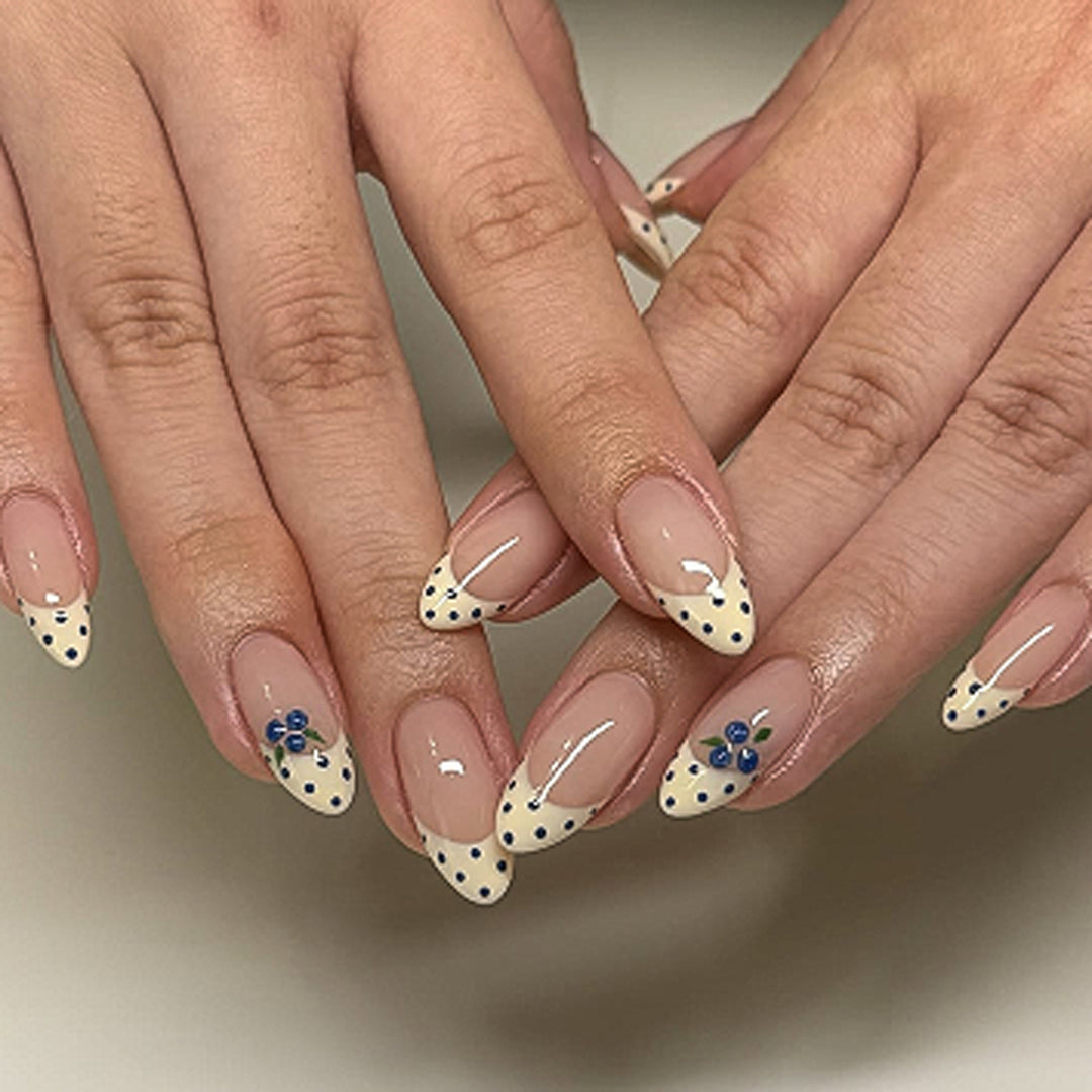 Glamorous stiletto nails with elegant star design Kalsten