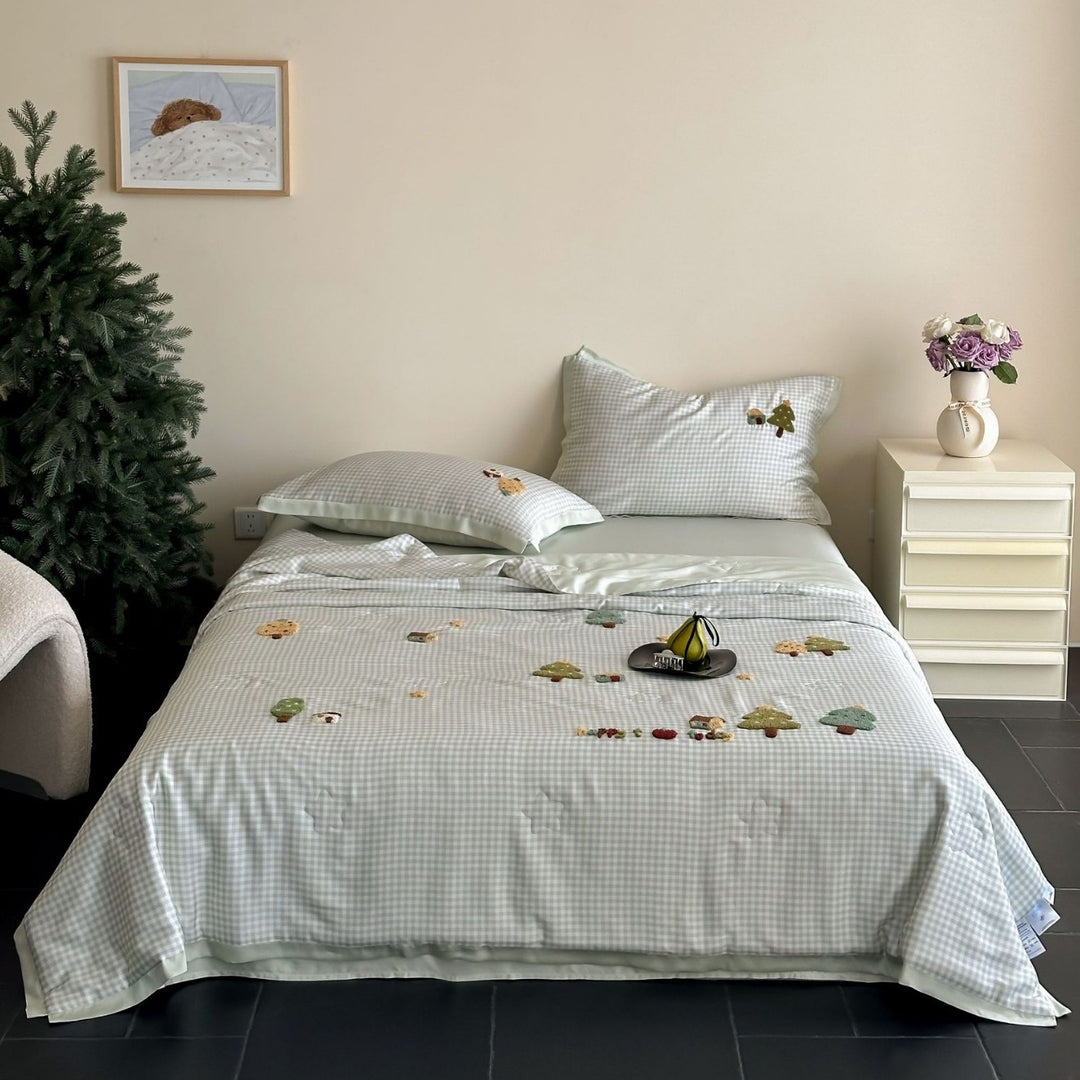 Bedding set with embroidered teddy motifs and fine gingham check