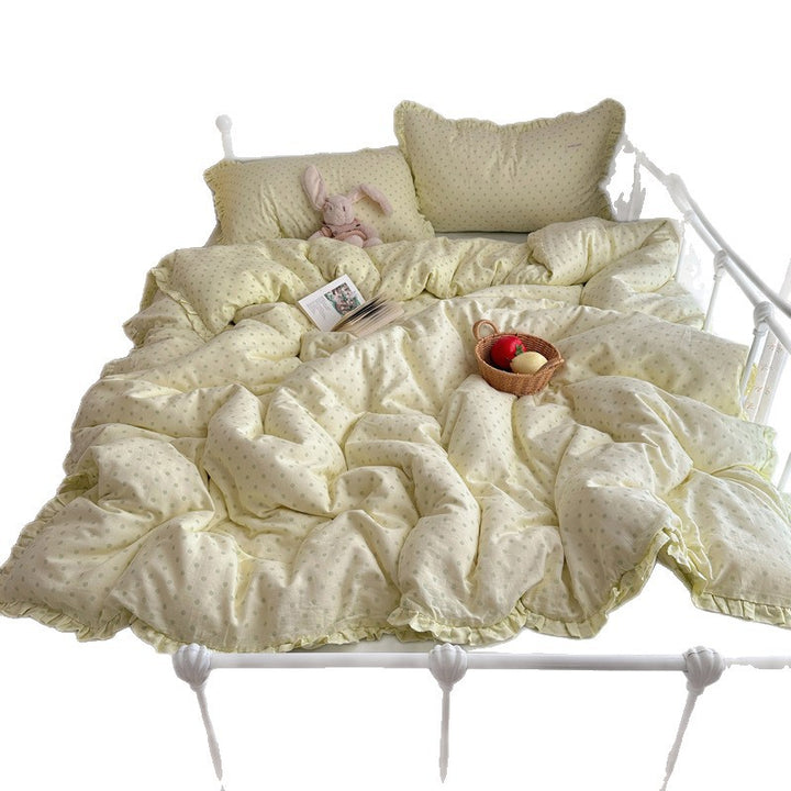 Padded all-season quilted comforter with ruffle and fine dot pattern made of cotton percale
