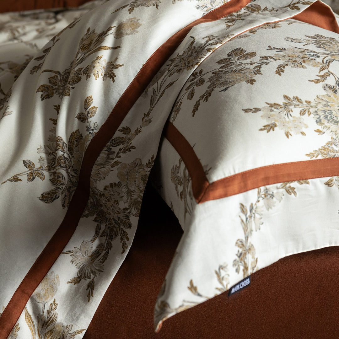 Duvet cover set made of cotton percale with subtle leaf allover and piped edge