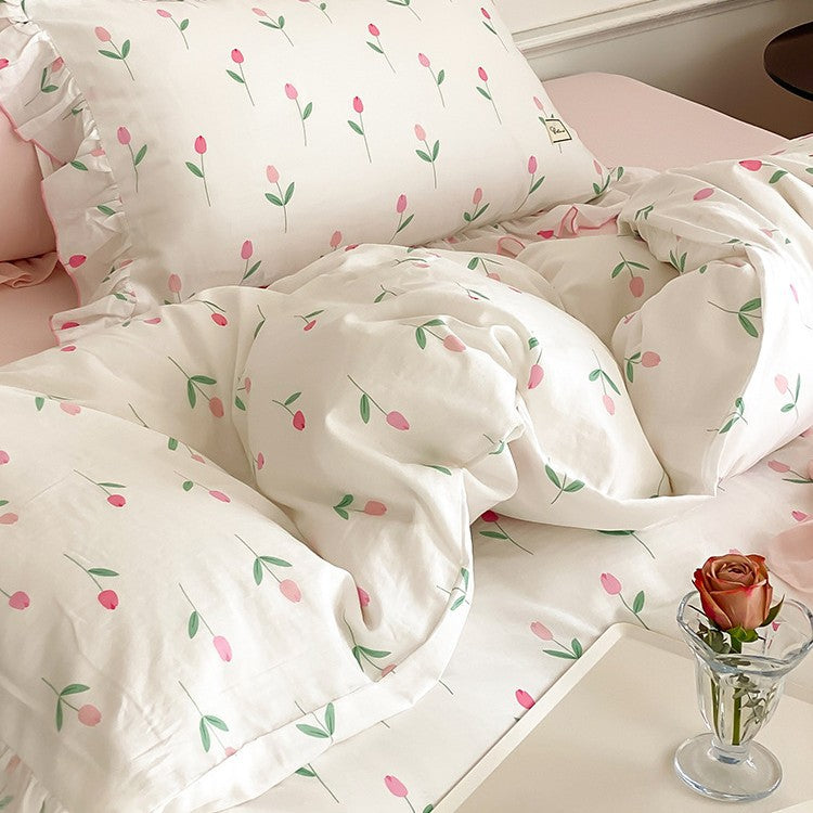 Cotton bedding set with delicate floral pattern and decorative ruffle