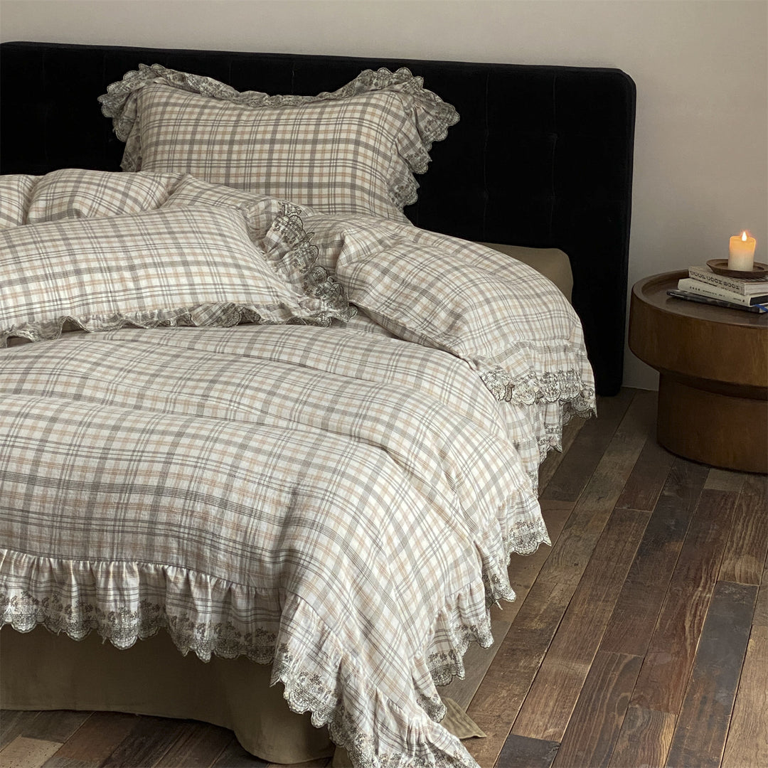 Bedding set with checkered pattern and lace frills
