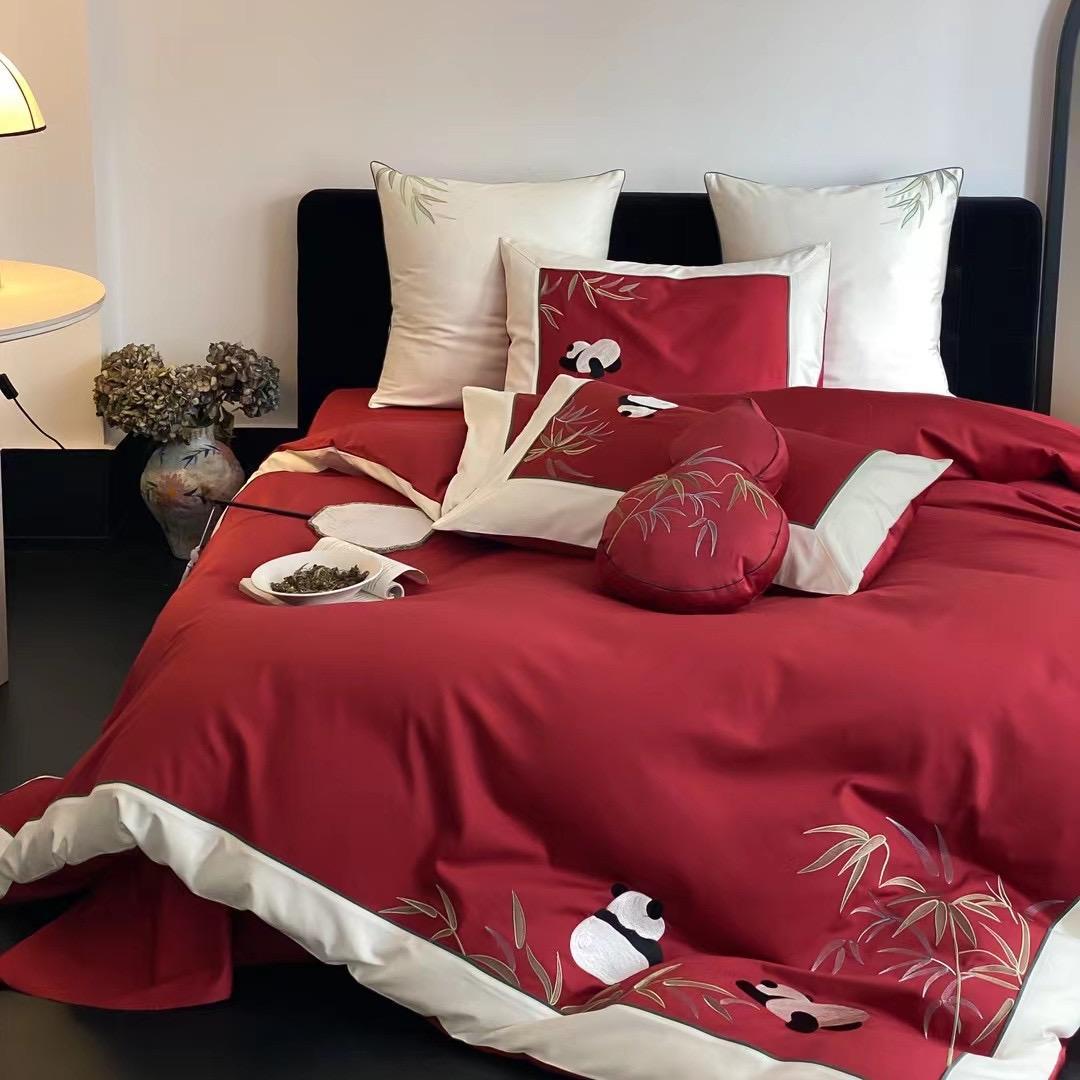 Duvet cover set made of cotton satin with applied animal embroidery and contrasting hem edge