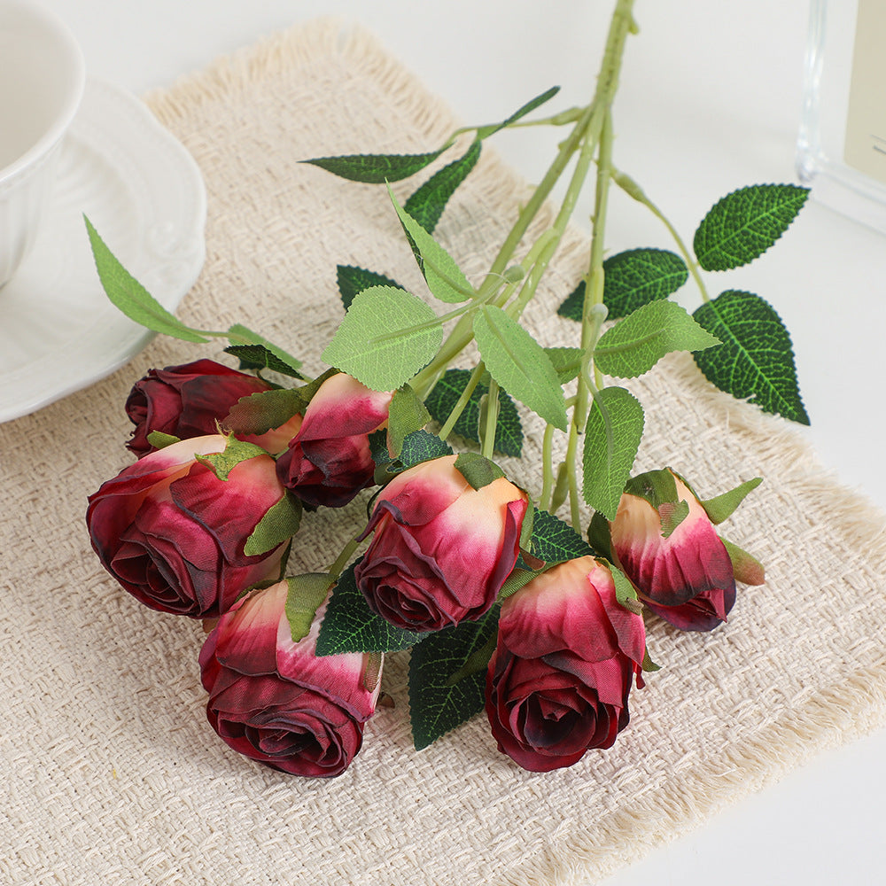 Realistic Kunstrose with detailed flowers