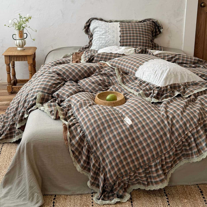 Padded bedding set with check pattern and lace frills