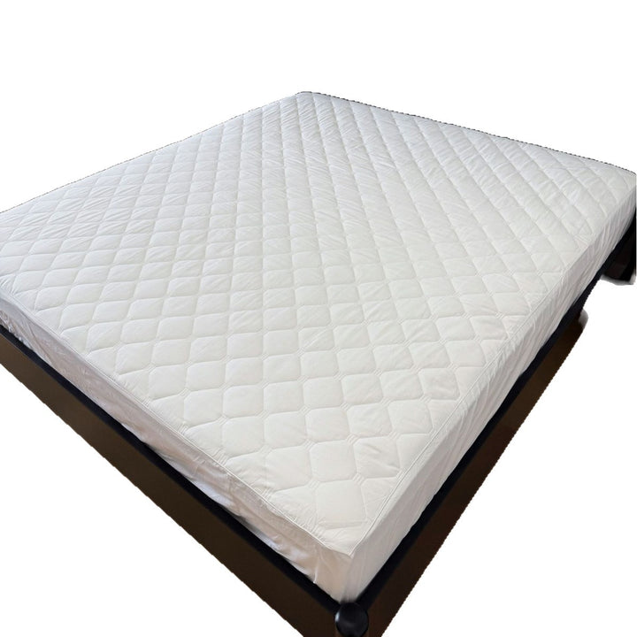 Quilted mattress protector with all-round elastic and non-slip underside