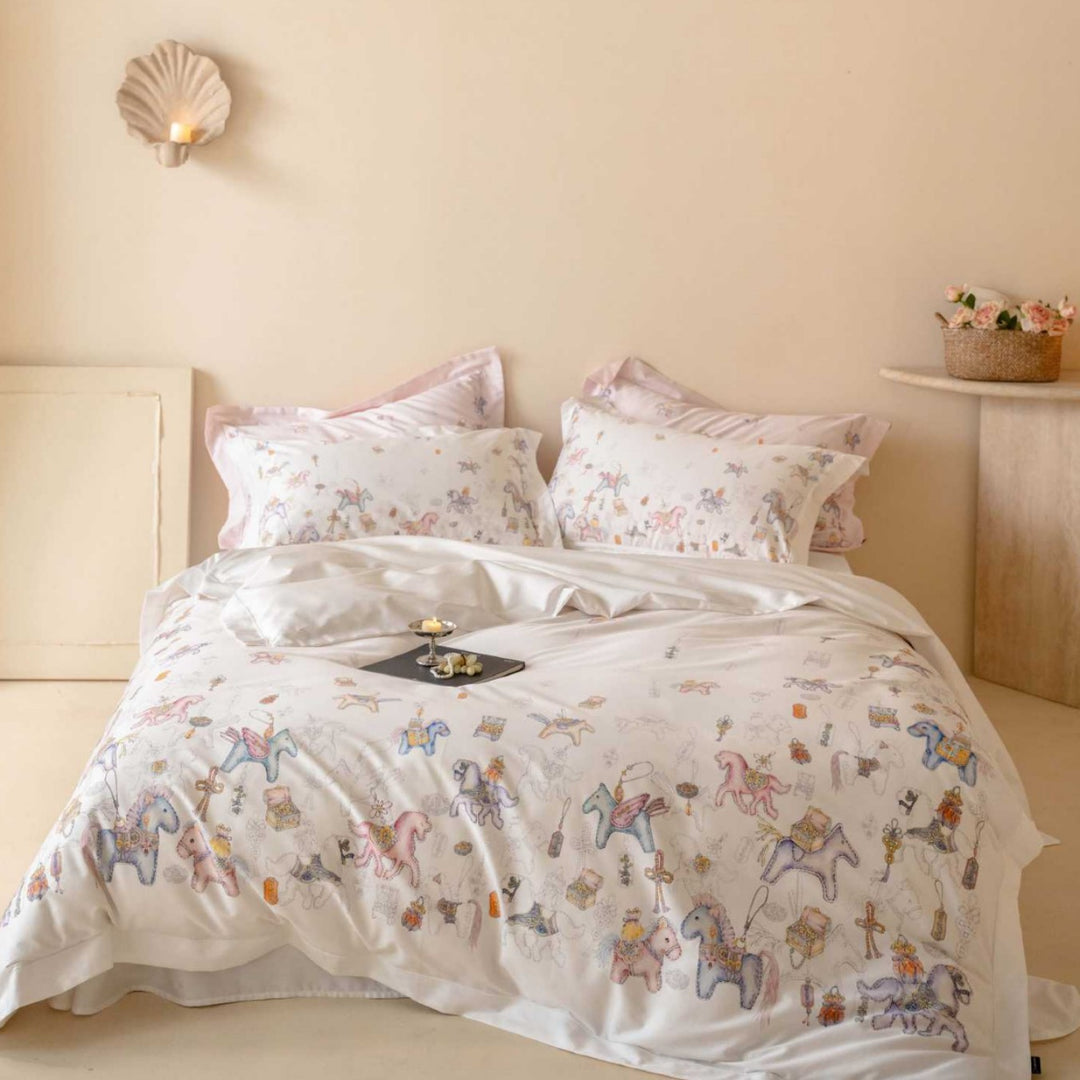 Children's bedding set with pastel-colored fairy tale print