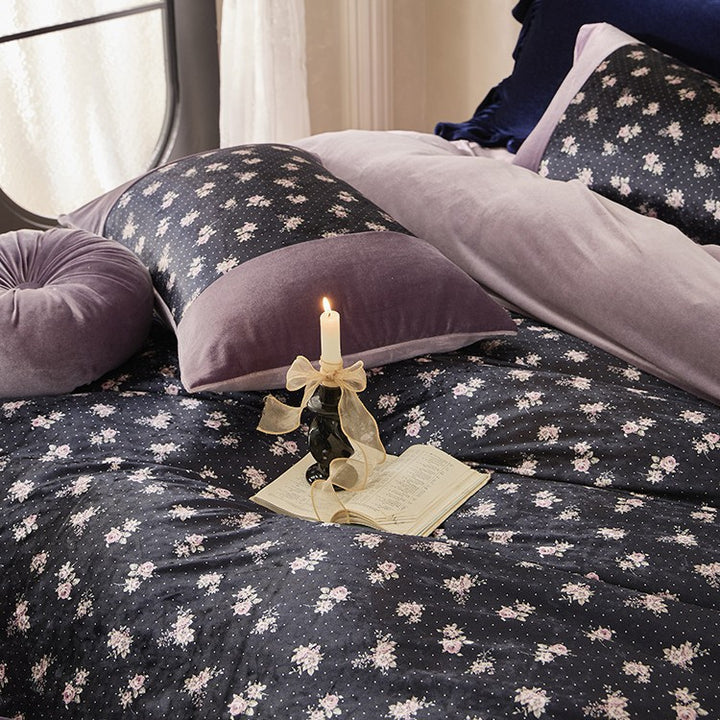 Velvety reversible bedding set with floral pattern and soft microfiber look