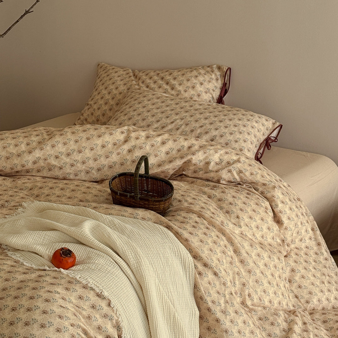 Quilted bed linen set with floral block print look and tie closure