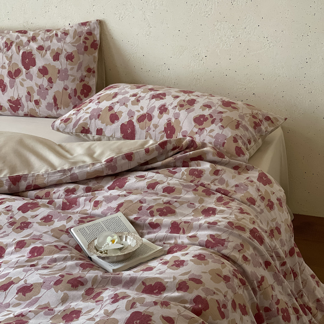 Bedding set with floral cotton percale and extra-soft finish