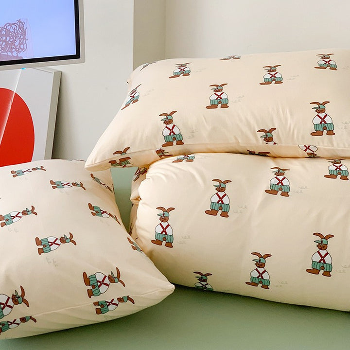 Baby and toddler bedding set made of soft cotton percale with cheerful elephant design