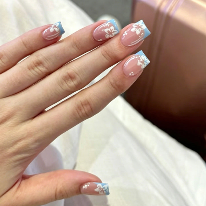 Artificial nail set with delicate flower designs Kalsten