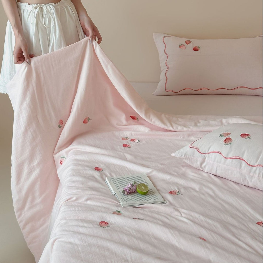 Light bedding set made of cotton percale with delicate floral embroidery