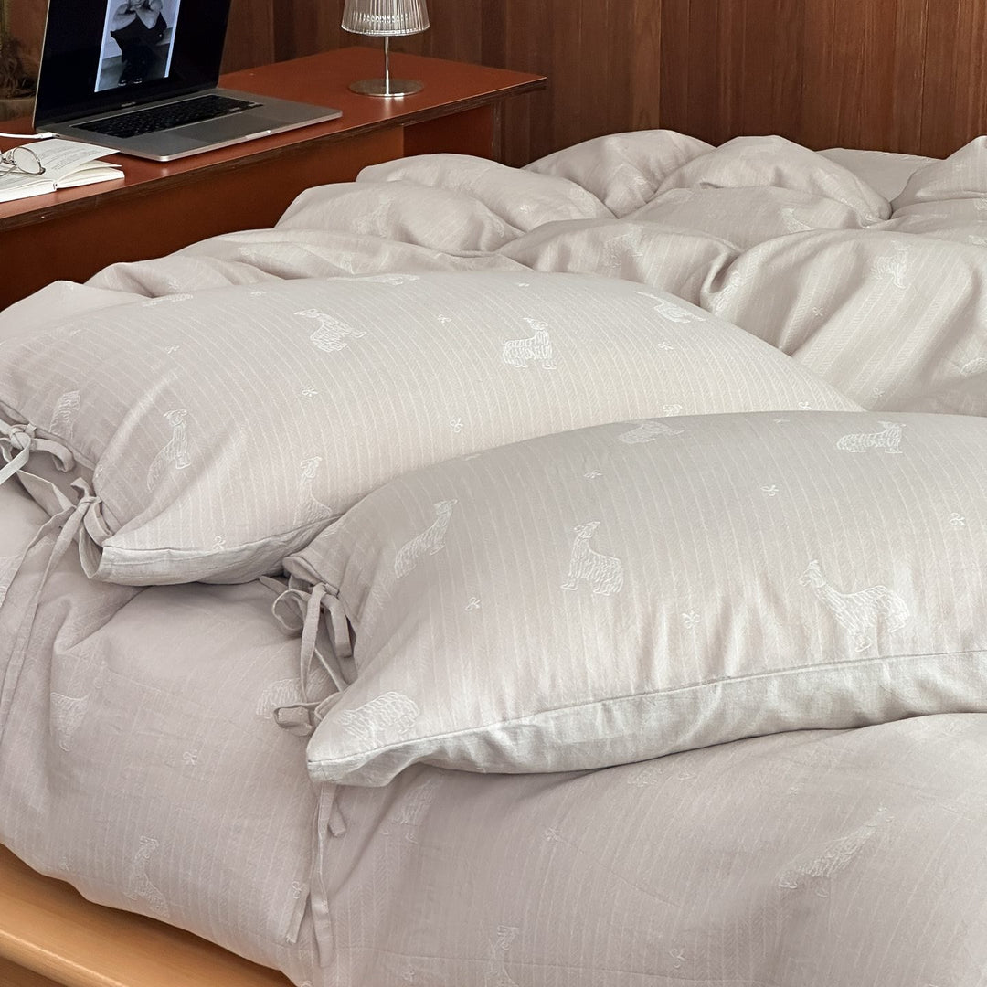 Reversible bedding set made of cotton-linen with a sketched sheep pattern and decorative ties