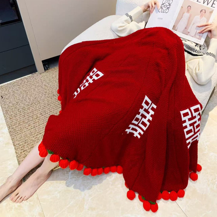 Snuggle blanket with decorative pompom fringes Kalsten