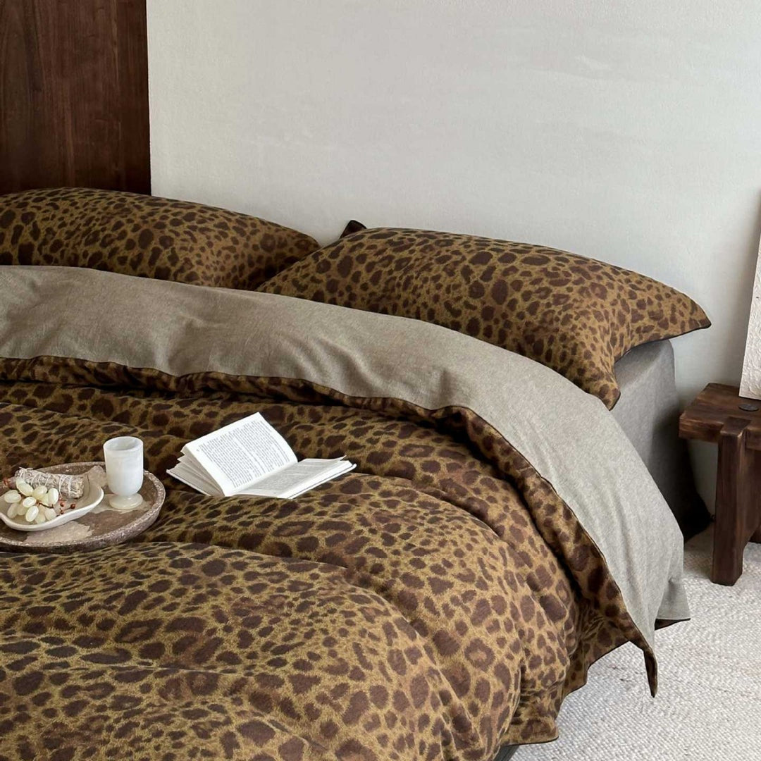 Reversible bedding set with natural leopard print