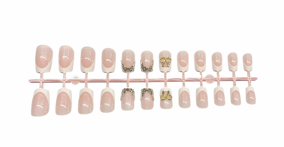 Artificial nail set with elegant gold embellishments Kalsten