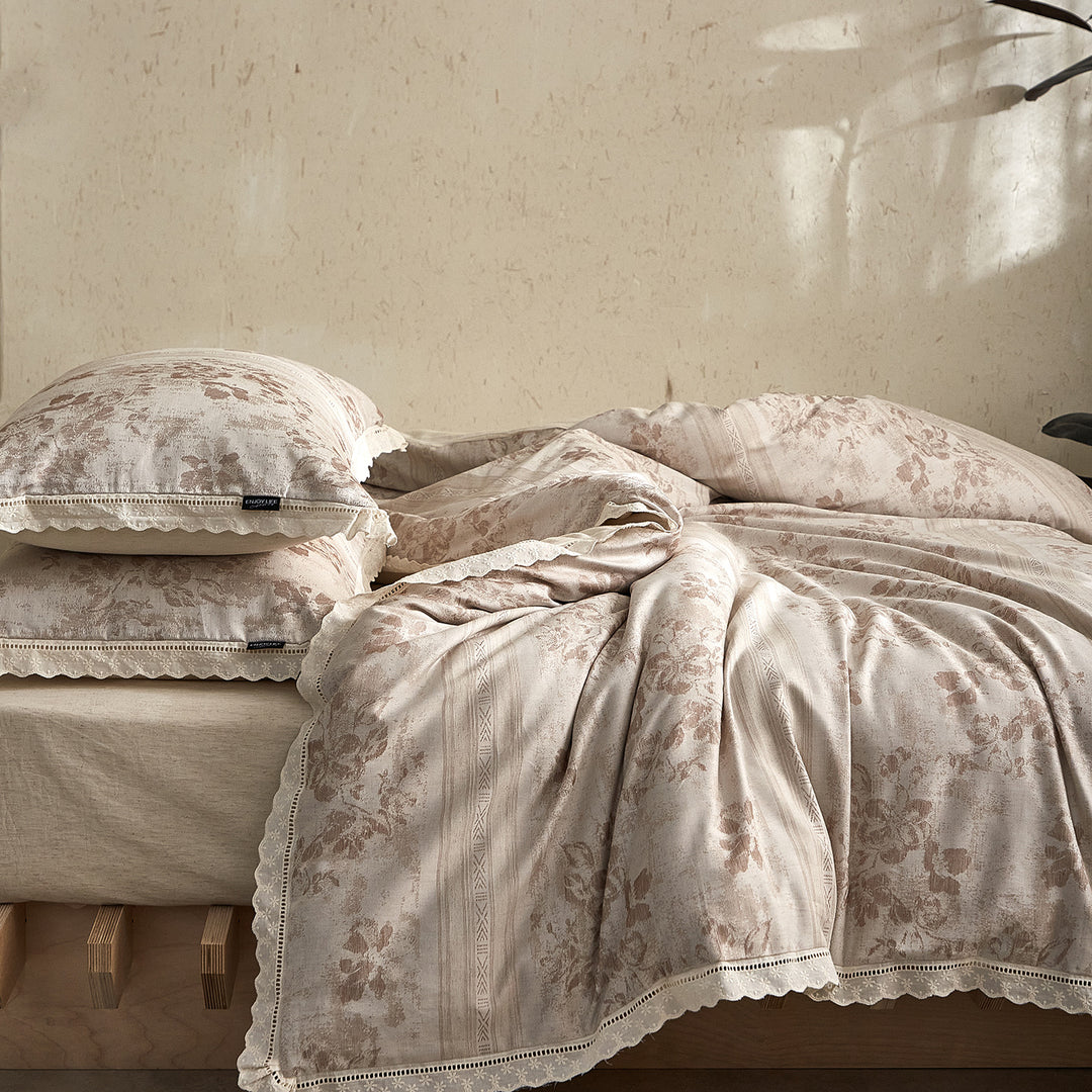 Noble bedspread set made of cotton satin with vintage floral pattern and lace border