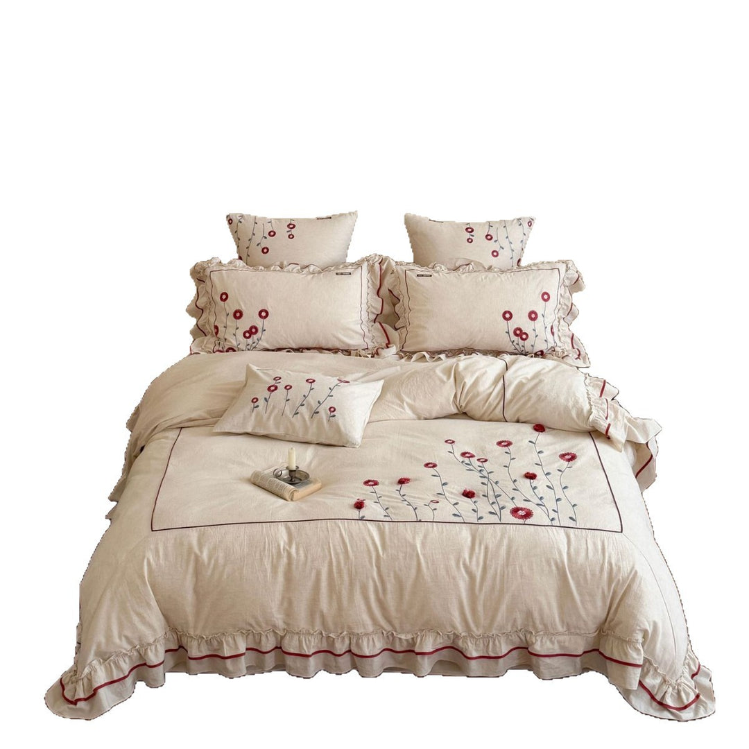 Bedding set made of cotton with floral embroidery and playful ruffle hem
