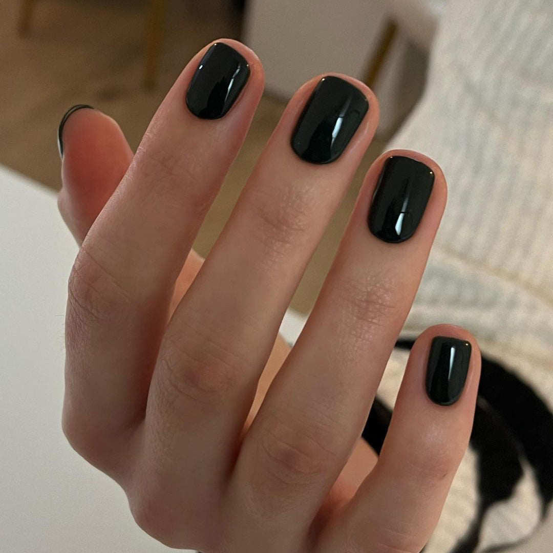 Glamorous nail art with high-gloss finish Kalsten