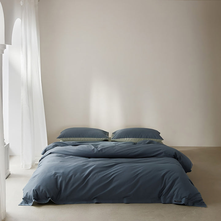 Cotton bedding set with satin finish and zipper