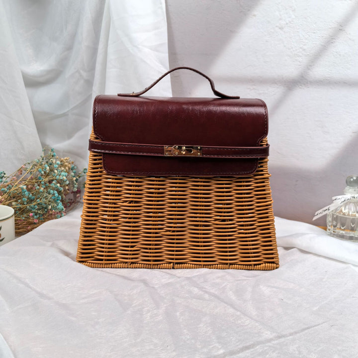 Ladies elegant woven handbag with wooden lid Kalsten