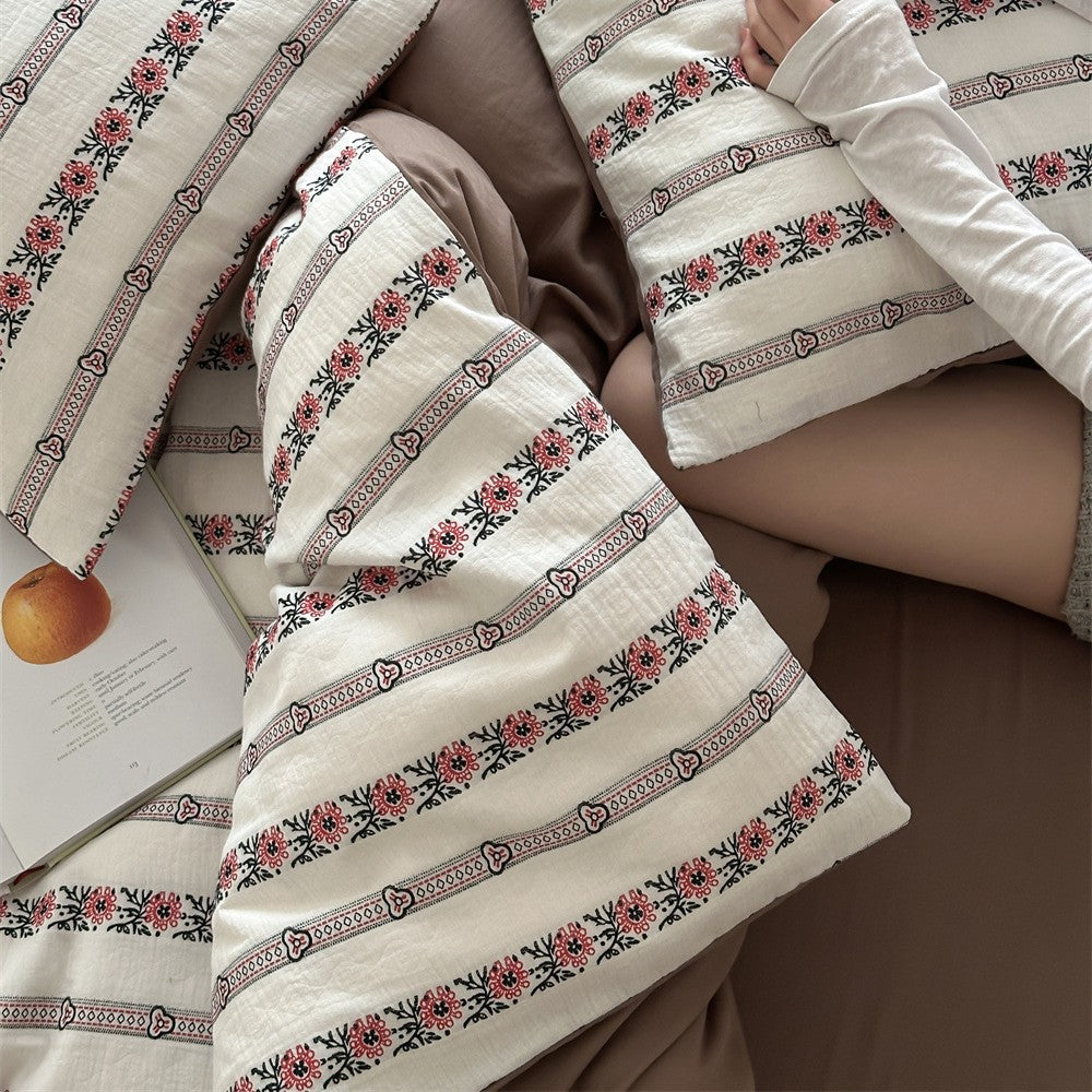Breathable cotton bedding set with striped floral border and fitted sheet