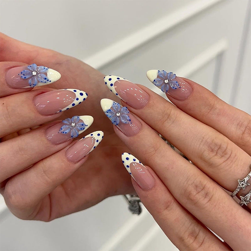 Artful nail set with floral accents Kalsten