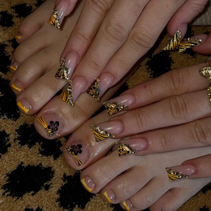 Artificial nail art with extravagant designs and glitter elements Kalsten