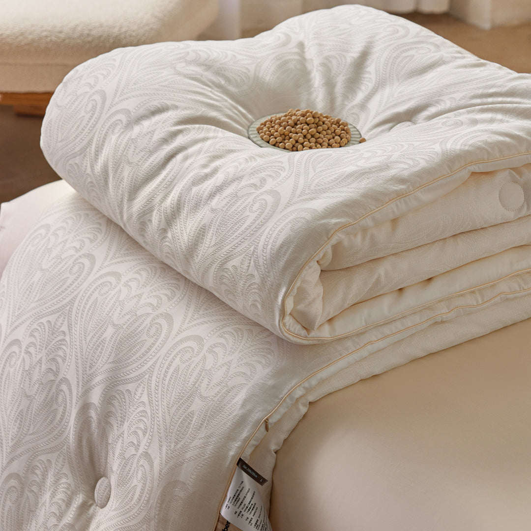 Luxurious quilted all-season duvet with jacquard relief and hotel-quality cover