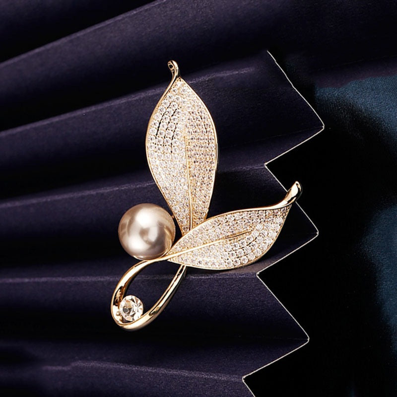 Elegant and Glamorous Brooch with Pearls and Crystals Kalsten