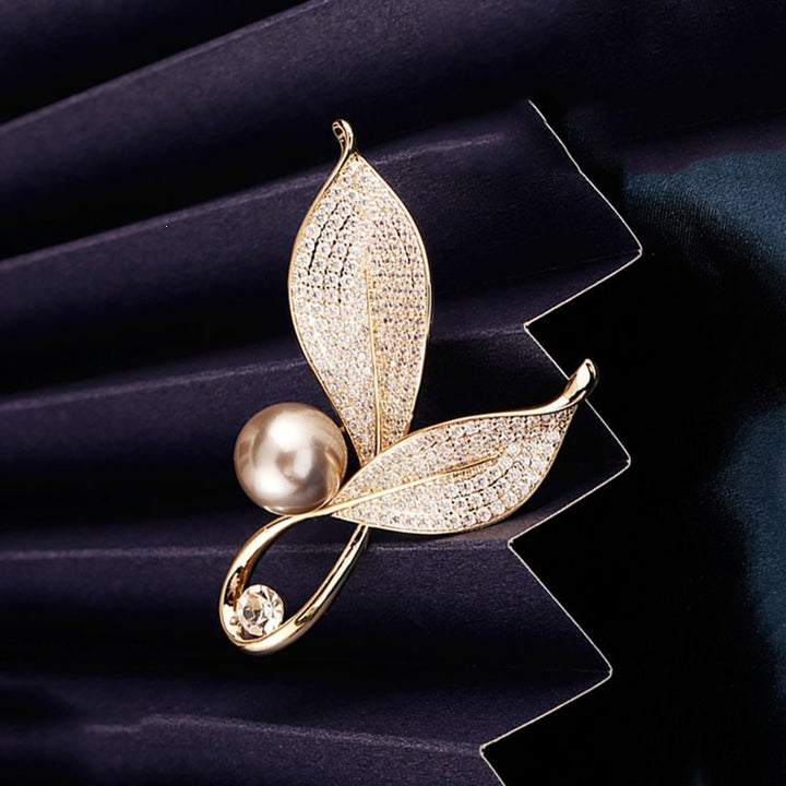 Elegant and Glamorous Brooch with Pearls and Crystals Kalsten