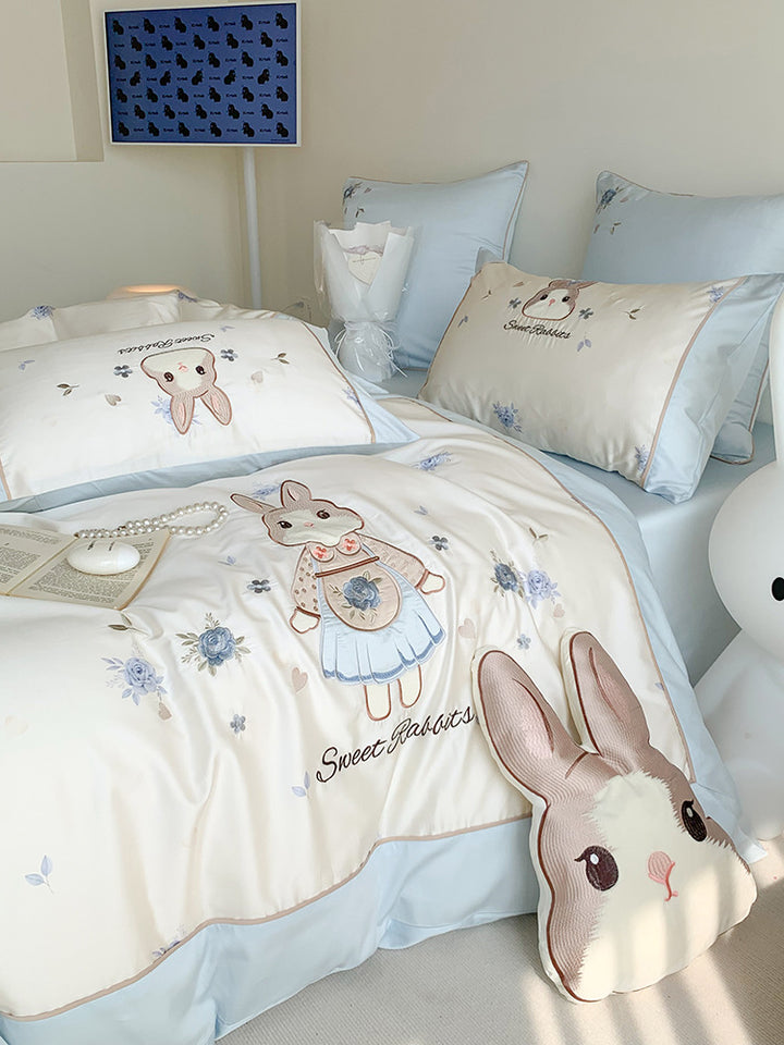 Children's bedding set made of cotton satin with embroidered bunny motif and delicate piping