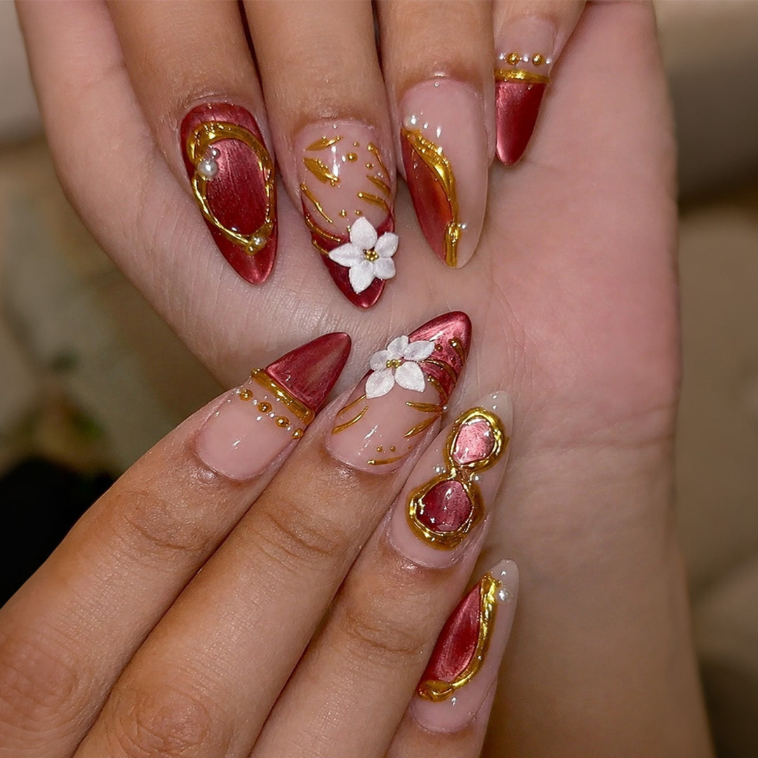 Artificial nail set with floral and glamorous gold embellishments Kalsten
