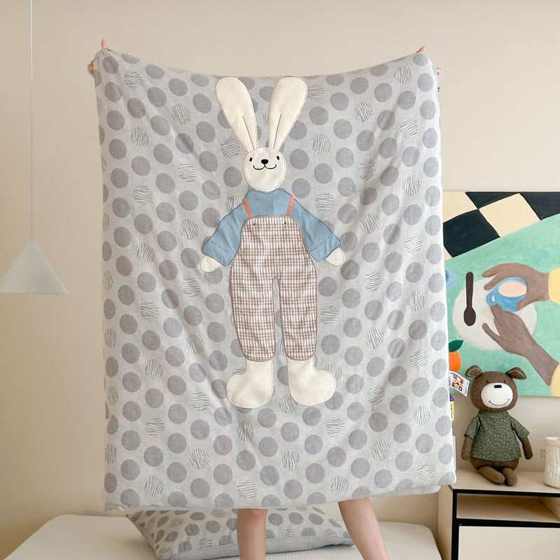 Children's quilt set with appliquéd dog motif and polka dot pattern