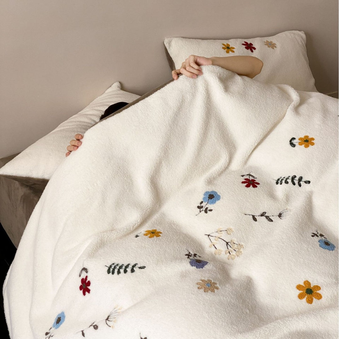 Reversible cozy bedding set made of Sherpa fleece with embroidered flower appliqués