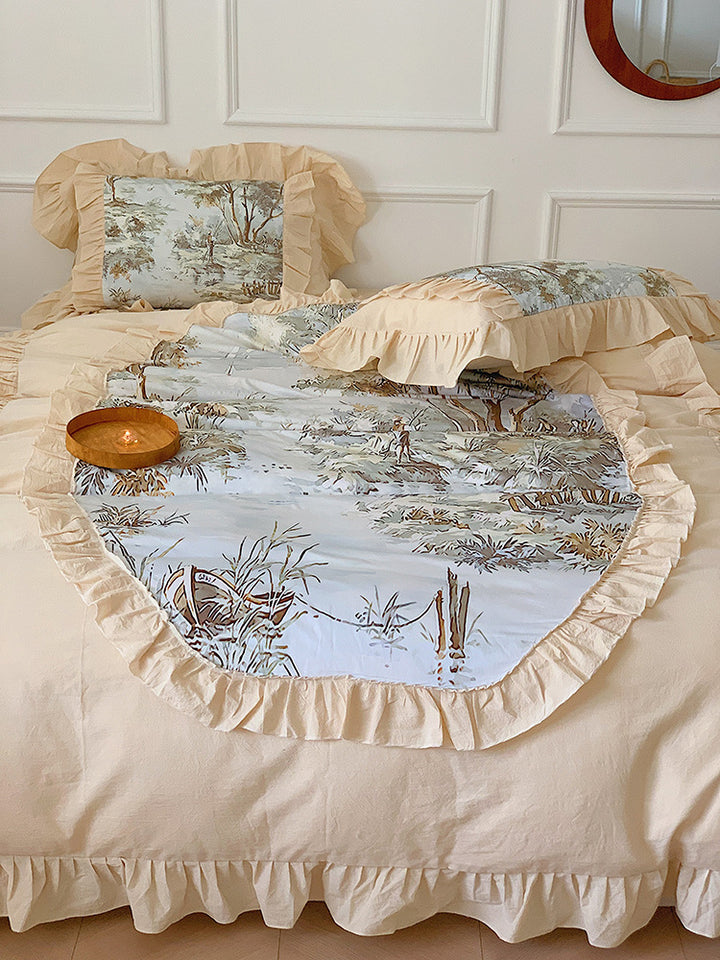 Romantic bed set with muslin look, ruffled edge and toile runner