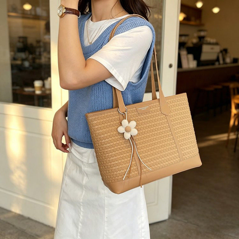 Fashionable tote bag with textured design Kalsten