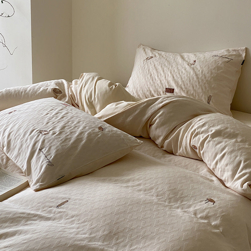 Quilted bedding set made of organic cotton with subtly embroidered mini motifs