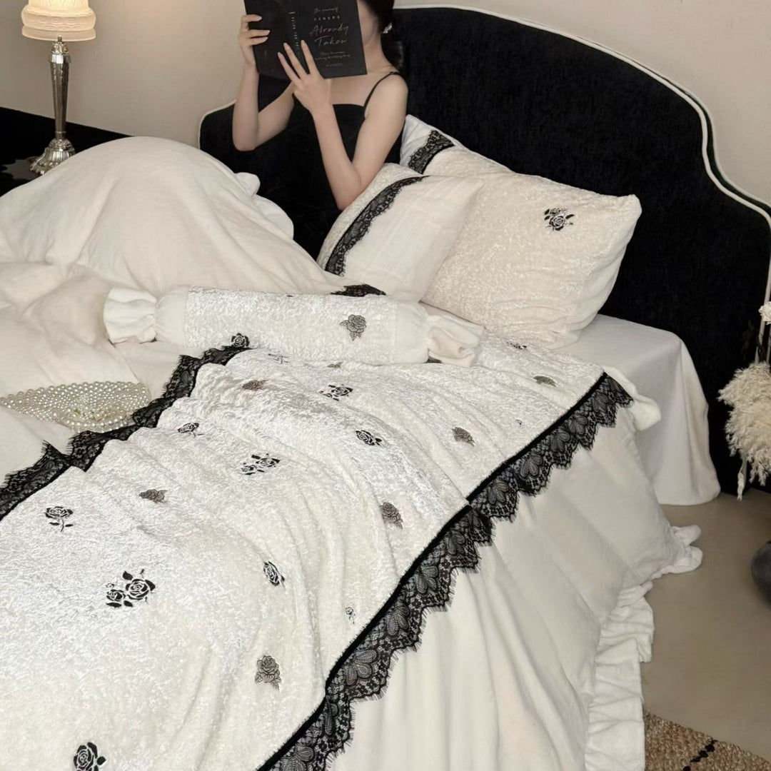 Reversible microfleece and velvet bedding set with rose embroidery and lace appliqué