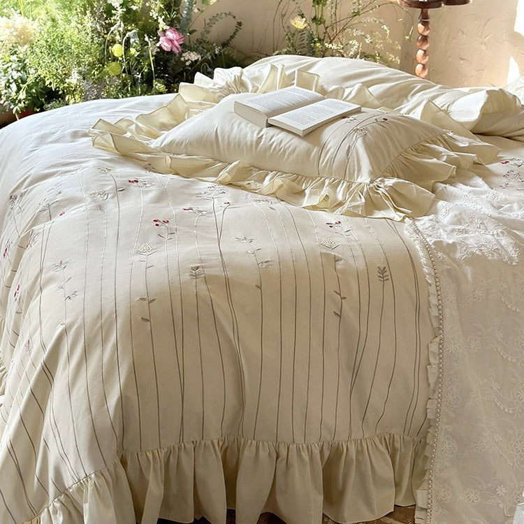 Cotton-linen bed set with embroidered meadow motif & ruffled bed skirt