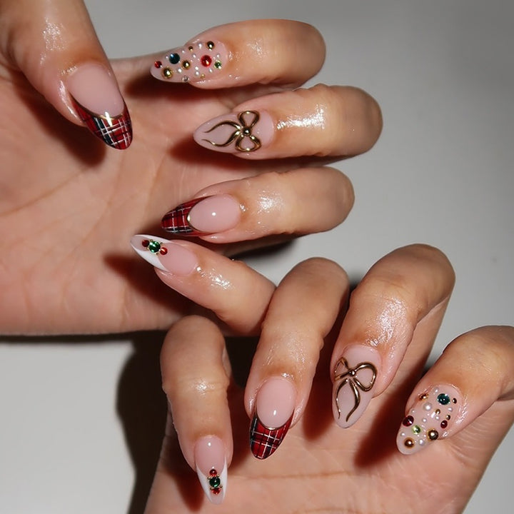 Artificial nail set with glamorous designs and stylish accents Kalsten