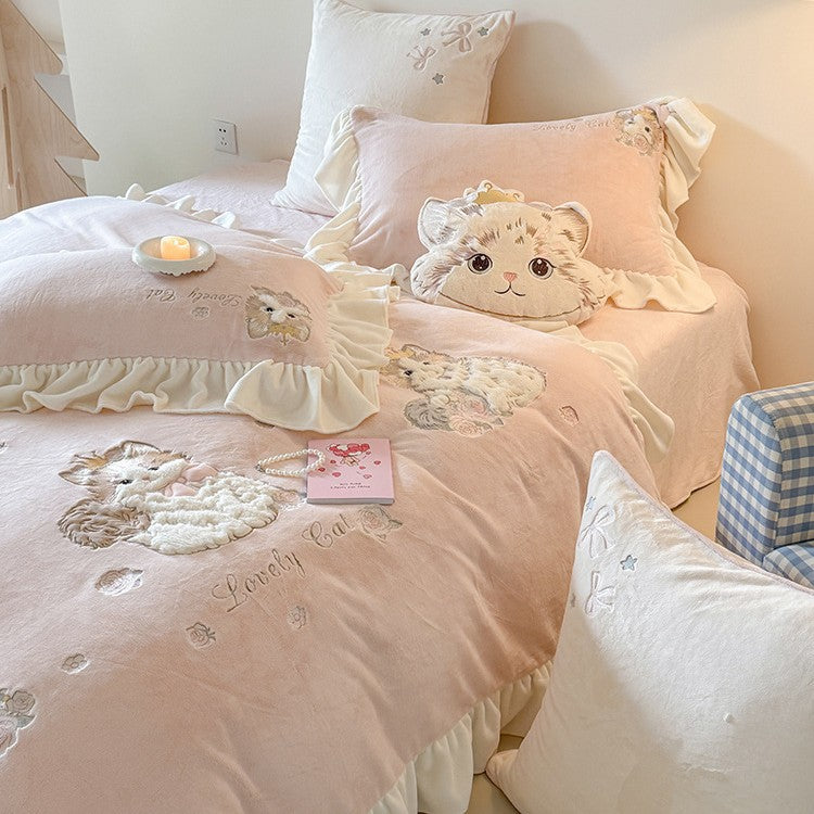 Plush bedding set with 3D cat appliqué and frill