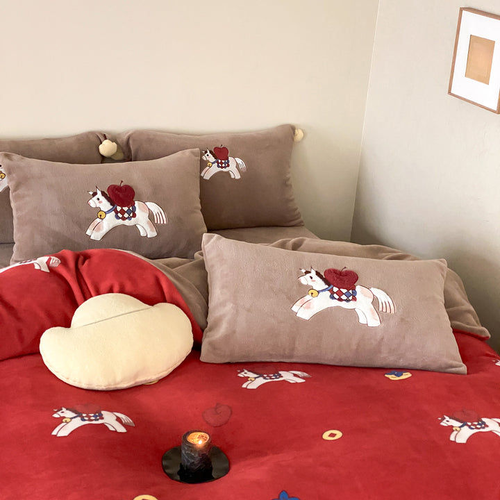 Cozy bedding set made of velvet with horse appliqué